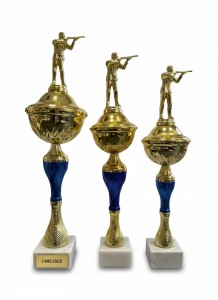 Zestaw trofeów strzeleckich I-III miejsce puchary 37–32cm opis karabin
