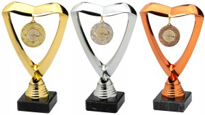 Zestaw statuetek strzeleckich wieszak z medalem18cm broń długa/krótka opis